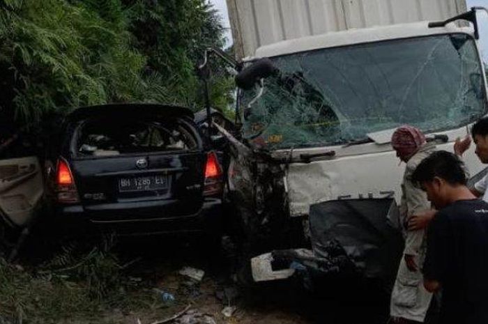 Toyota Kijang Innova ditimpa truk boks yang terguling saat menikung di jalan lintas Timur KM 116, Merlung, Tanjung Jabung Barat, Jambi