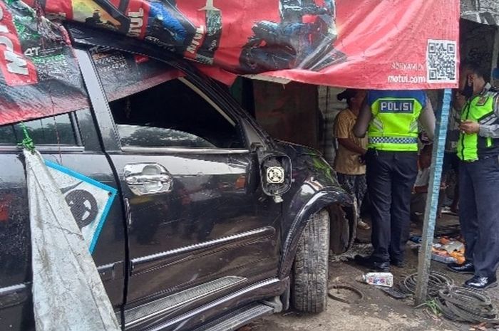 Toyota Rush tabrak bengkel di pagi hari