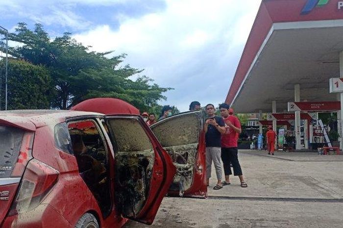 Honda Jazz GK5 terbakar misterius saat antre Pertalite di SPBU AW Syahranie Samarinda, Kalimantan Timur