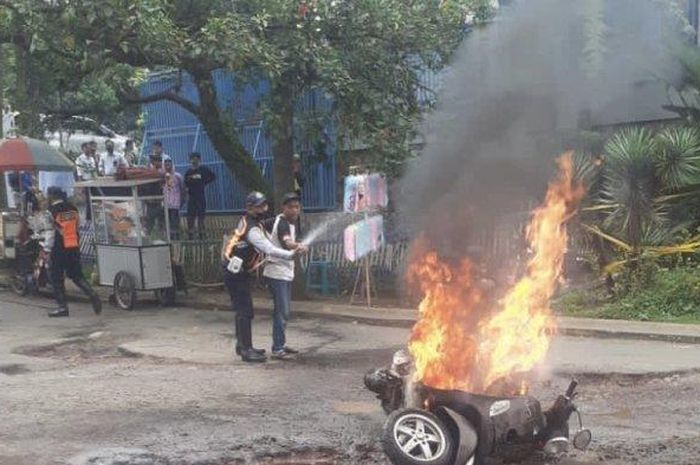 Vespa matik identik tipe LX terbakar habis di jalan raya Boulevard Grand Depok City, Cilodong, Depok, Jawa Barat