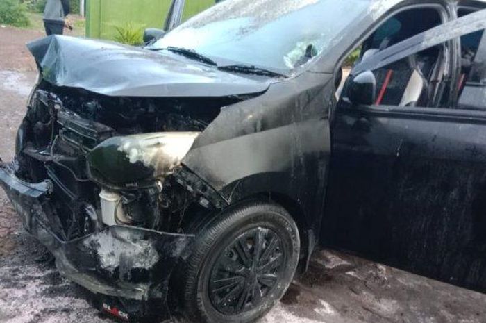 Daihatsu Sigra milik ketua salah satu LSM meledak usai diduga dibakar oleh orang tak dikenal di rumahnya dusun Panggung, desa Kedungrejoso, Kotaanyar, Probolinggo, Jawa Timur