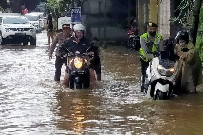 Yamaha NMAX dan Honda Scoopy yang terkena banjir di daerah Kabupaten Gianyar, Bali.