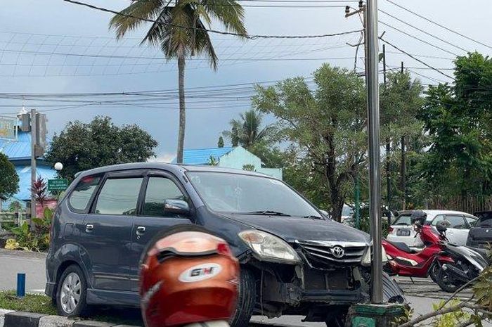 Toyota Avanza yang dikemudikan Lurah Tanjung Laut, Mustamin rompal di atas pembatas Jl Ahmad Yani, kota Bontang, Kalimantan Timur