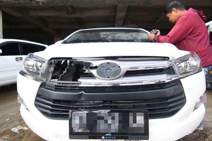 Toyota Kijang Innova yang dikemudikan AT (15) saat melibas ayah dan ibunya sendiri hingga tewas di Batakan, Balikpapan, Kalimantan Timur