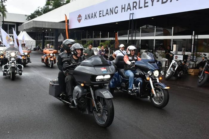 Iwan Bule atau Mochamad Iriawan ketua PSSI sekaligus Ketua Umum klub moge IMBI, riding naik Harley-Davidson Road Glide.