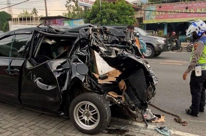 Honda Mobilio ringsek seusai ditabrak truk di di seberang SPBU Ungaran, Kabupaten Semarang, Kamis (20/10/2022). 