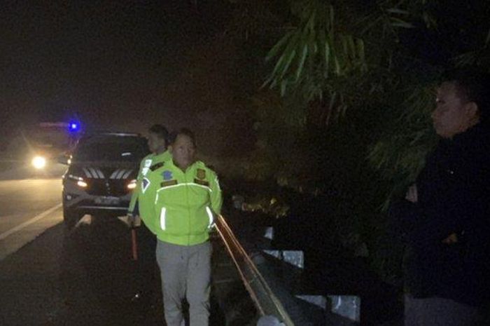 Kapolres Semarang, AKBP Yovan Fatika bersama anggotanya menyisir lokasi yang diduga sebagai tempat pelaku beraksi. 