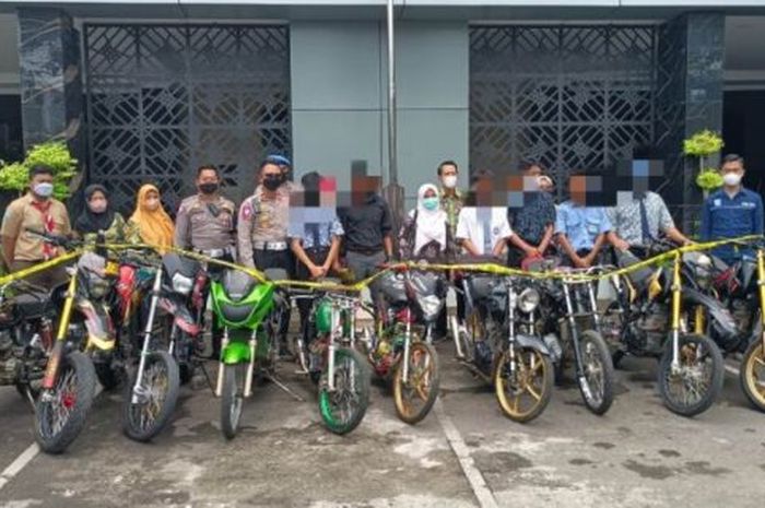 Satlantas Polres Tulungagung saat mengamankan Kawasaki Ninja 2-Tak, Honda CRF, Hingga Suzuki Satria F150.