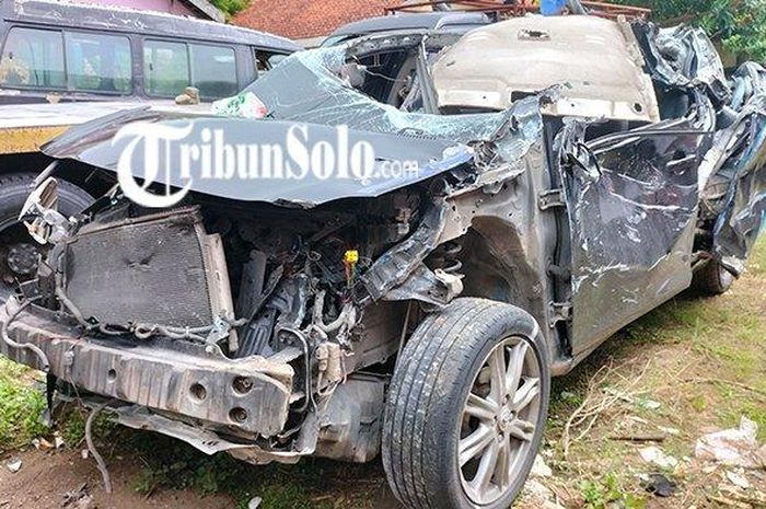 Toyota Vios yang terlibat kecelakaan di Tol Solo-Ngawi.