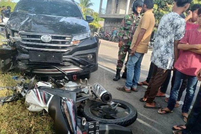 Toyota Rush adu kepala dengan Yamaha V-Ixion di Gampong Nusa Teungoh, Bandar Baru, Pidie Jaya, Aceh, dua orang kritis dan tewas