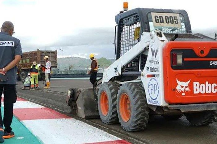 Pengaspalan ulang trek sirkuit Mandalika sebelum WSBK Indonesia 2022