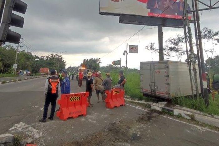 Kondisi truk boks berada di luar jalan usai kecelakaan menabrak pak ogah pengatur jalan.