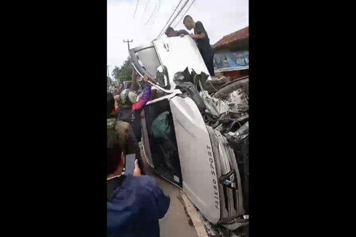 Mitsubishi Pajero Sport gelimpang lalu terseret sejauh lima meter setelah sabet warung warga di jalan raya Cisolok, kampung Marinjung Tengah, desa Karangpapak, Sukabumi, Jawa Barat