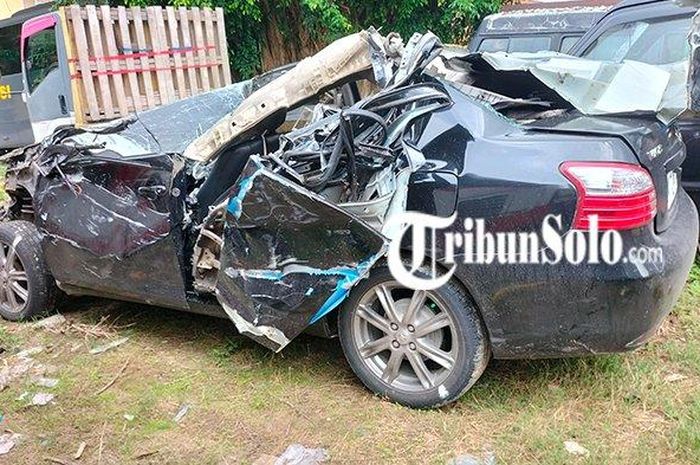 Toyota Vios berisi enam orang terpenggal habis setelah tabrak truk tronton di KM 238/A tol Solo-Ngawi, desa Singopadu, Sidoharjo, Sragen, Jawa Tengah