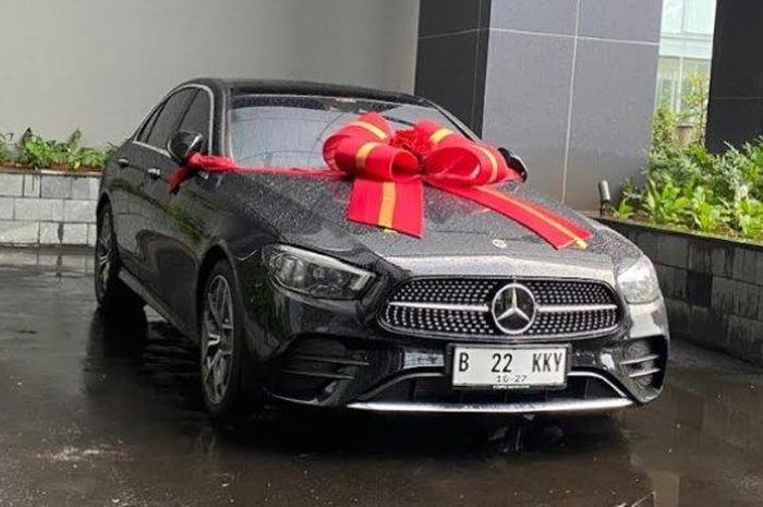 Mercedes-Benz C-Class yang jadi kado lamaran Kiky Saputri dan Muhammad Khairi, Sabtu (22/10/2022).
