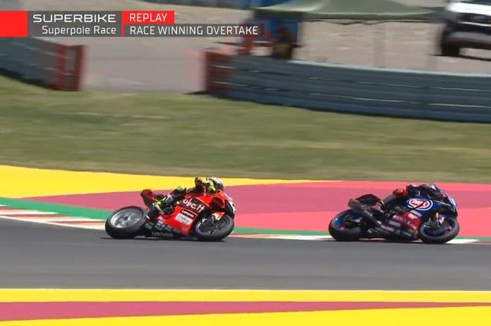 Toprak Razgatlioglu saat bersaing dengan Alvaro Bautista di akhir Superpole Race WorldSBK Argentina 2022.