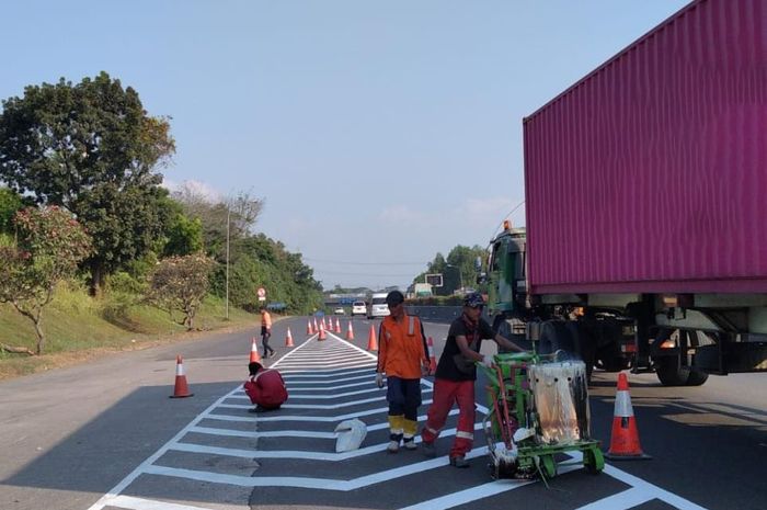 JMT selaku pengelola Ruas Tol Cipularang dan Padaleunyi akan melakukan pengecatan marka, guadrail dan MCB pekan depan.