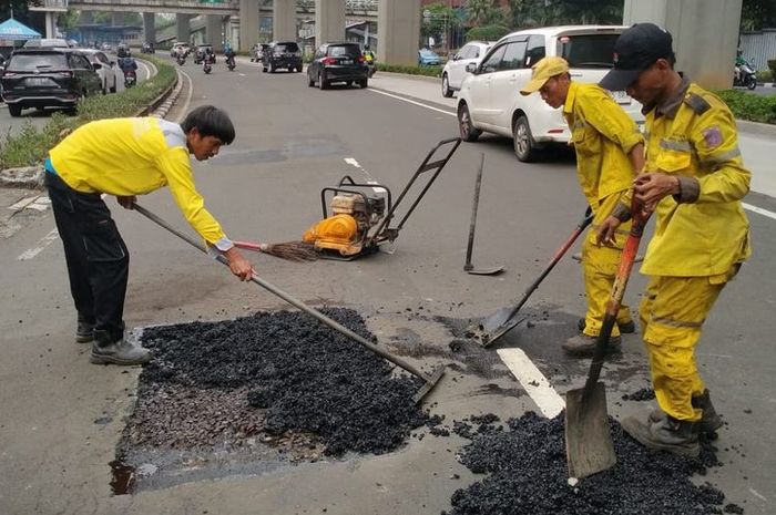Perbaikan jalan Rasuna Said, Jakarta Selatan menggunakan aspal dingin