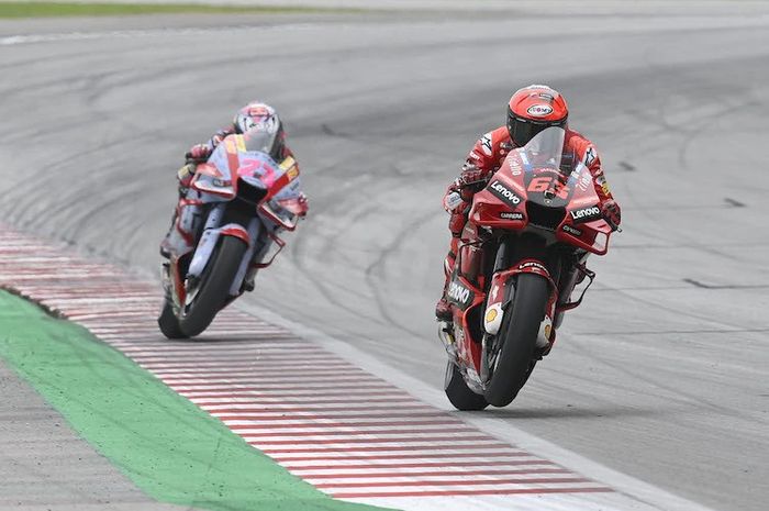 Francesco Bagnaia dan Enea Bastianini di MotoGP Malaysia 2022.