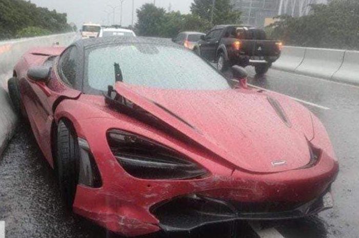McLaren 720s ambyar menghantam beton pembatas jalan tol Juanda-Waru, Jawa Timur