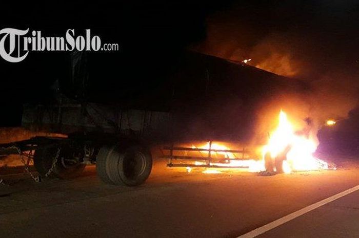 Kondisi Nissan X-Trail yang terbakar usai tabrak truk tronton di Tol Solo-Ngawi.