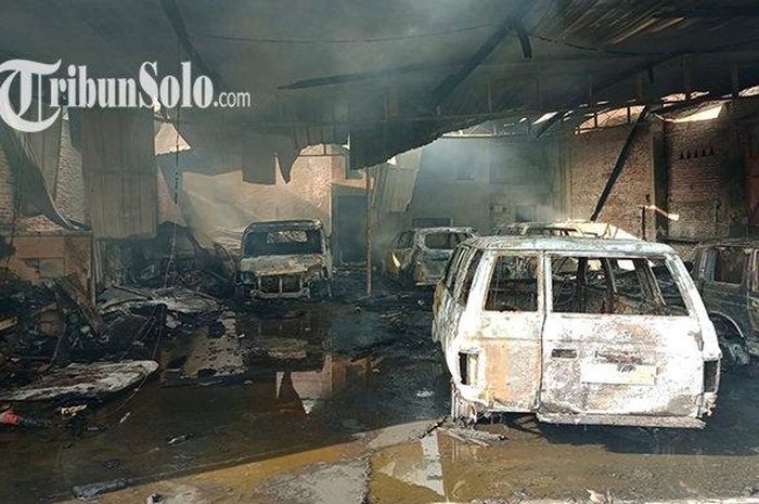 Enam mobil jadi bangkai dalam petaka kebakaran bengkel ketok magic milik Surojo di Kranggan Kulon, desa Wirogunan, Kartasura, Sukoharjo, Jawa Tengah