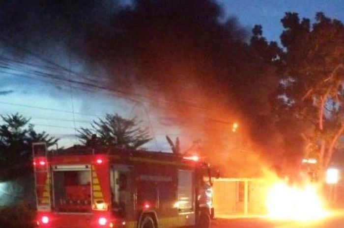 Daihatsu Xenia terbakar di tepi jalan