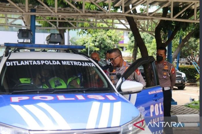 Penggunaan mobil polisi yang dilengkapi dengan kamera tilang elektronik