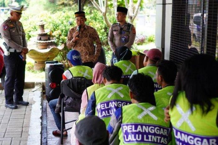 Puluhan pelanggar lalu lintas di Cibinong, kabupaten Bogor, Jawa Barat kena sanksi tes baca Alquran, (24/10/22)