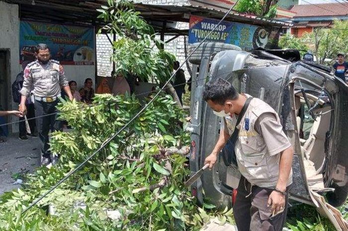Toyota Kijang Innova gelimpang usai sabet pohon dan tiang Telkom saat menyalip kendaraan lain dari lajur kiri di desa/kecamatan Kapas, Babat, Lamongan, Jawa Timur