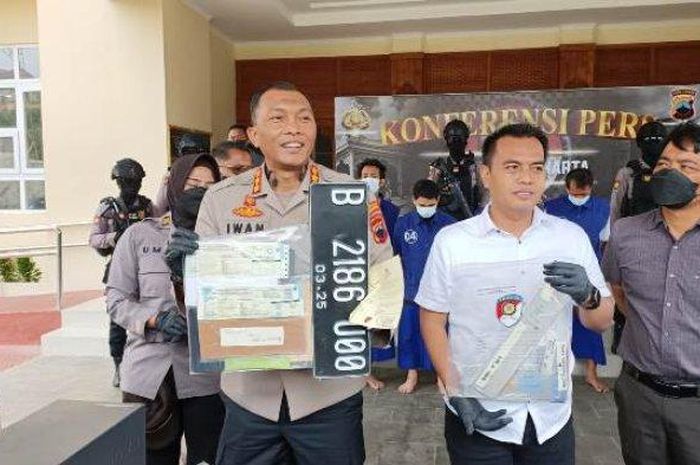 Kapolresta Solo, Kombes Pol Iwan Saktiadi tunjukan barang bukti STNK palsu yang dibuat sindikat asal Semarang