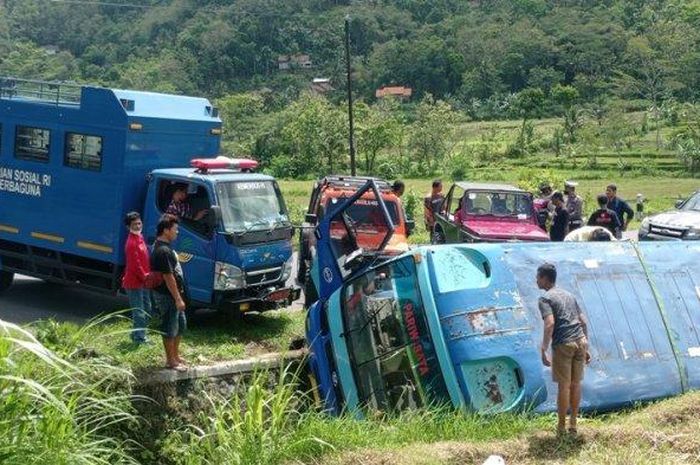 Kondisi bus yang terguling saat hendak dievakuasi