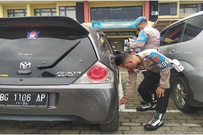 Anggota Provost Polrestabes Palembang gembosi dan tilang empat mobil anggota Polisi untuk bersih-bersih dari anggota hedon