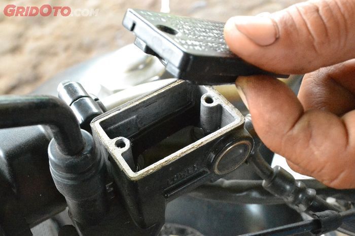 Awas! Karet Tutup Tabung Minyak Rem Motor Rusak Sebabkan Efek Negatif