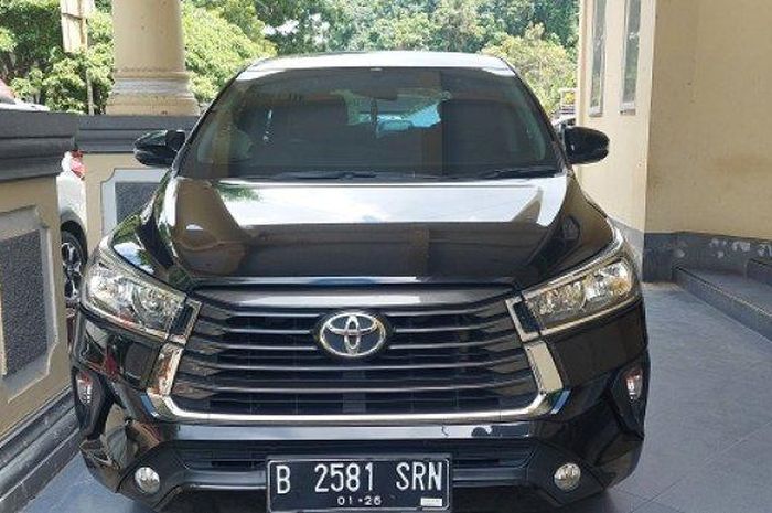 Salah satu Toyota Kijang Innnova sewaan yang disewa Pemkab Enrekang untuk Kepala BKAD Enrekang, Permadi Hasan