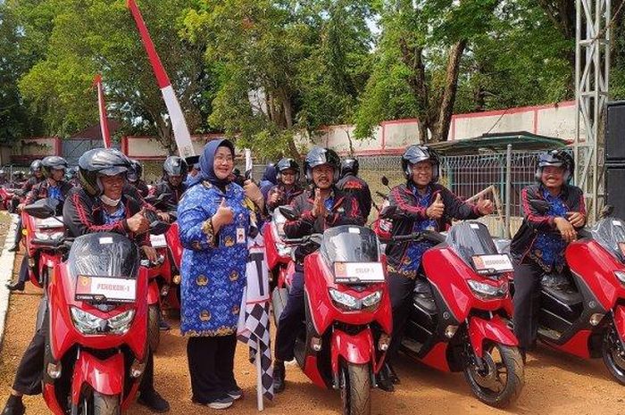 Bupati Sragen, Kusdinar Untung Yuni Sukowati foto bersama para Kades setelah menerima motor dinas Yamaha NMAX