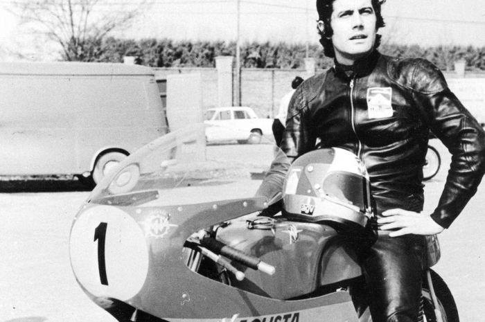 Giacomo Agostini menjadi pembalap Italia yang juara dunia dengan motor Italia pula