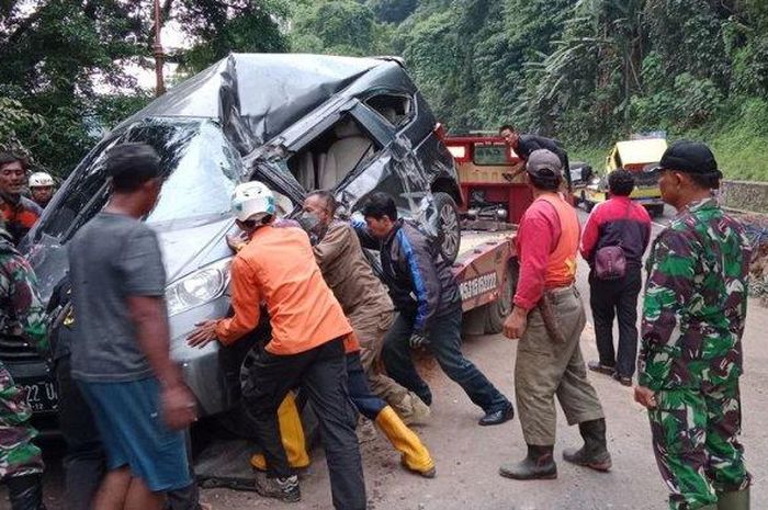 Dua unit kendaraan Fortuner dan Honda Freed yang rusak akibat tertimpa batu besar jatuh di tebing Jalan Cadas Pangeran, Sumedang, Sabtu (29/10/2022) sore dievakuasi.