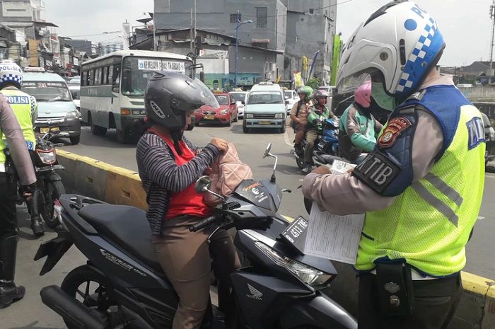 Ilustrasi : Satlantas Polres Bogor tetap menggelar razia meski tilang manual dihapus.