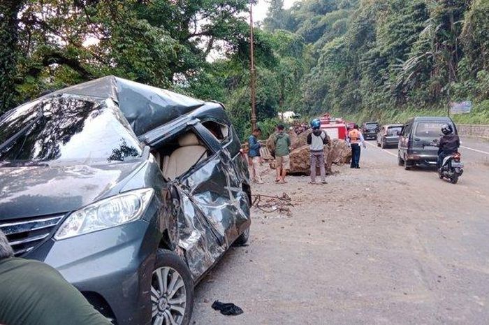 Kondisi Honda Freed yang rusak berat tertimpa oleh longsoran batu ukuran besar di Cadas Pangeran, Sumedang.