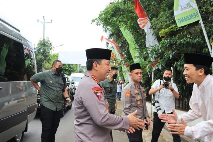 Kapolri Jenderal Listyo Sigit Prabowo mengunjungi Ponpes Al Madinah Cepoko, Gunung Pati, Semarang, Jawa Tengah, (29/10/22)