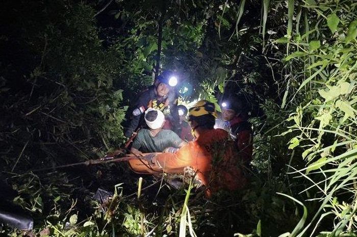 Evakuasi Suzuki Ertiga masuk jurang sedalam 138 meter
