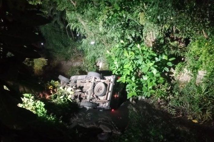 Toyota Kijang Super kayang di parit gara-gara pengemudi mabuk