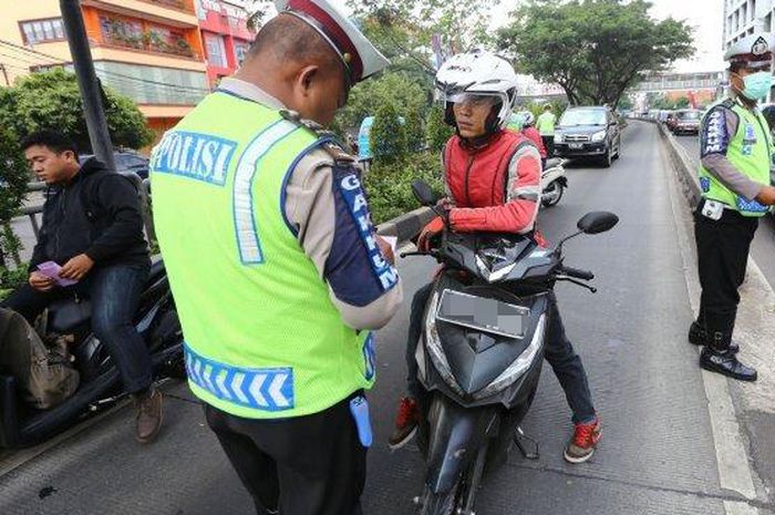 Ilustrasi. SIM dan bayar pajak tahunan tetap penting meski tilang manual dihapus.