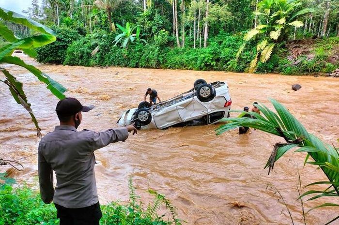 Wuling Confero anggota Polisi dari Polres Aceh Utara terseret air bah setinggi 1,5 meter di objek wisata Krueng Tuan