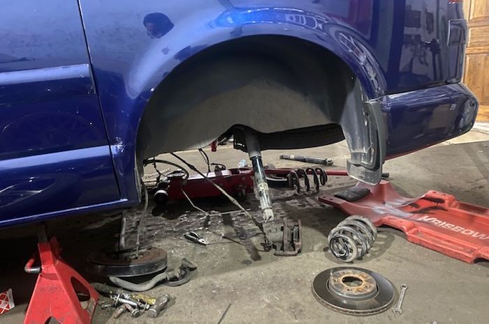 Ilustrasi rekondisi kaki-kaki mobil