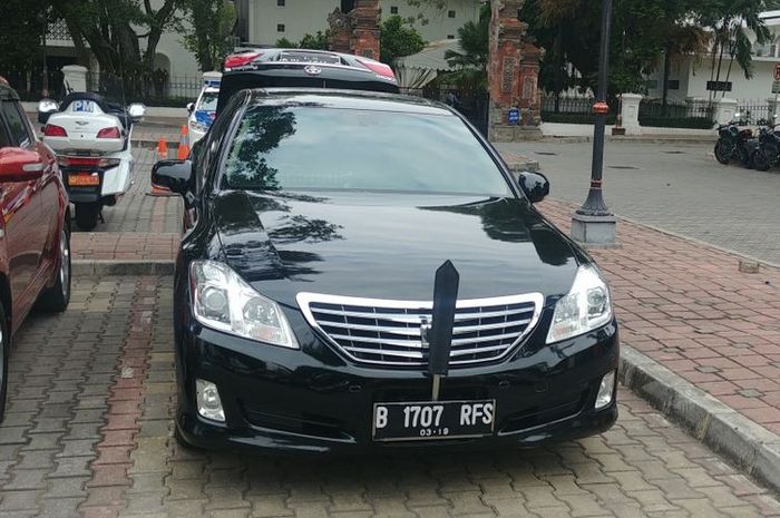 Toyota Crown Royal memakai pelat nomor B 1707 RFS