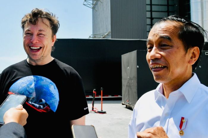 Presiden Joko Widodo dan Pendiri SpaceX Elon Musk saat sedang berada di kawasan SpaceX yanng berlokasi di Boca Chica, Amerika Serikat, pada Sabtu (14/5/2022).