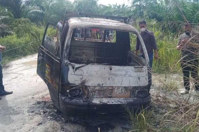 Suzuki Carry yang dibakar bersama jasad ODGJ oleh pasangan Suami Istri, Hendra (49) dan Susiana (34) di desa Tasik Serai, Talang Muandau, Bengkalis, Kepulauan Riau