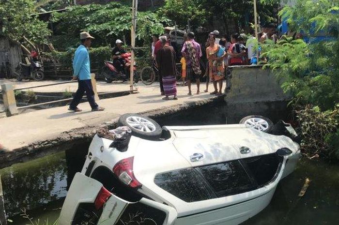 Kondisi Toyota Avanza yang masuk ke sungai setelah gagal colong sepeda.
